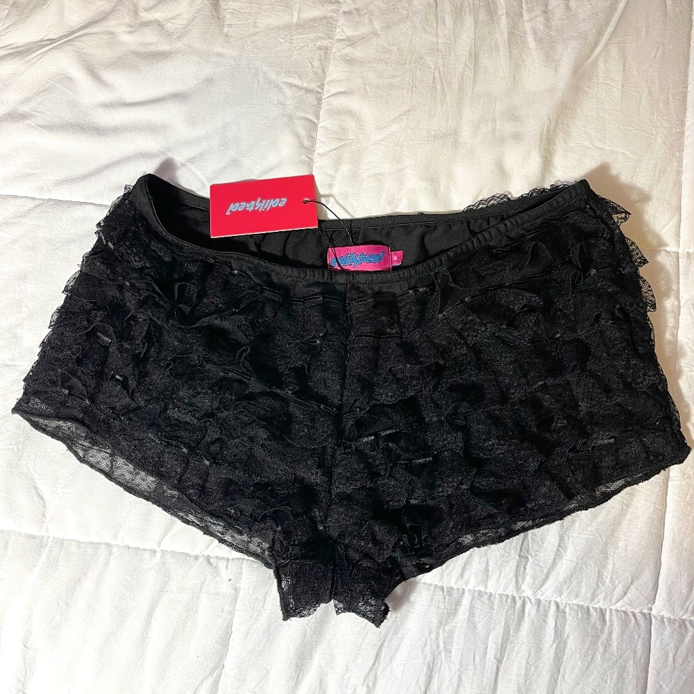 Edikted Julianna Ruffle Shorts, New with Tags! Size medium